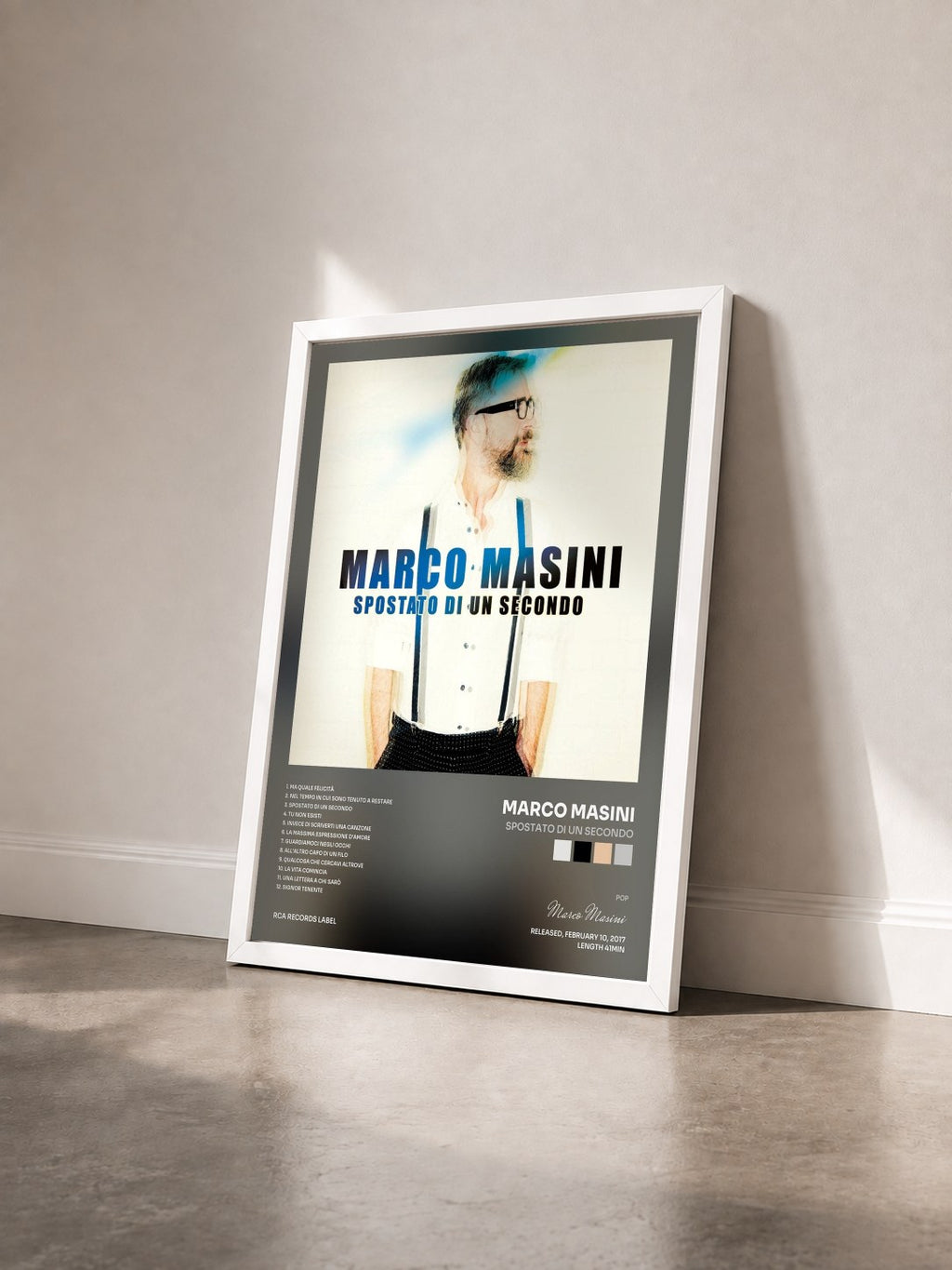 #blanc Tableau de l'album Spostato di un secondo de Marco Masini vu de trois quarts, cadre blanc