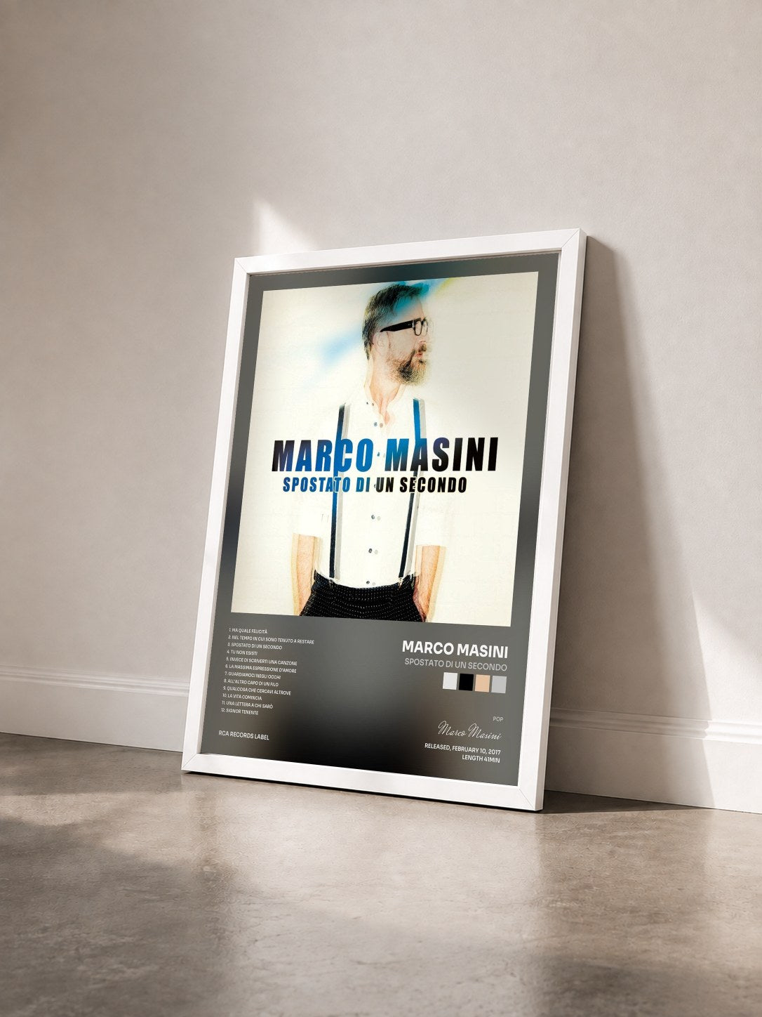 #blanc Tableau de l'album Spostato di un secondo de Marco Masini vu de trois quarts, cadre blanc