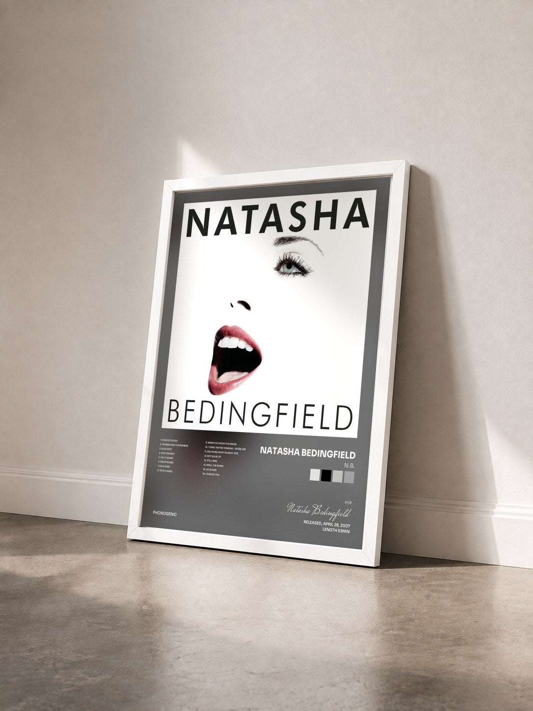 #blanc Tableau de l'album N.B. de Natasha Bedingfield vu de trois quarts, cadre blanc