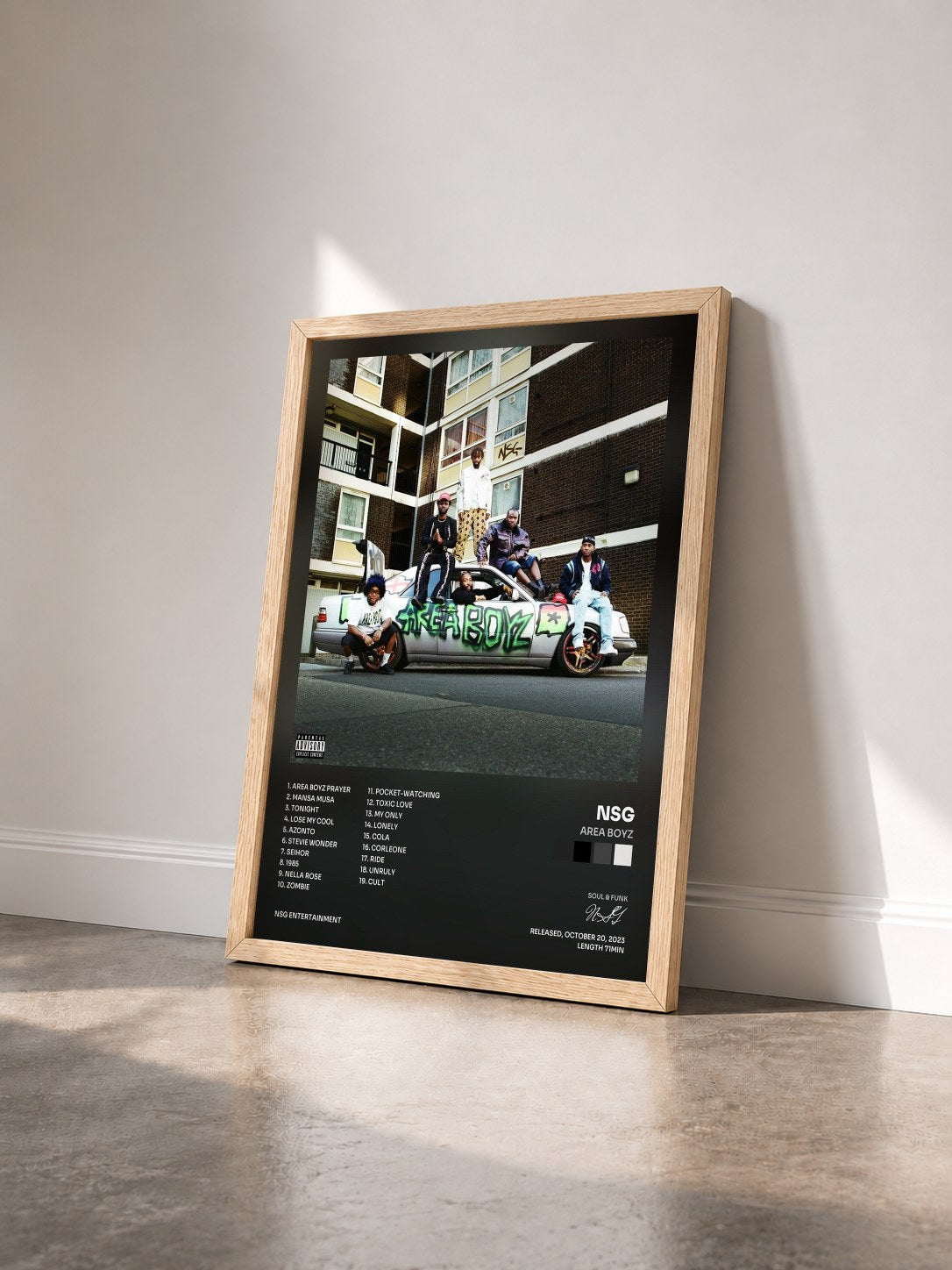 #bois Tableau de l'album AREA BOYZ de NSG vu de trois quarts, cadre en bois brut