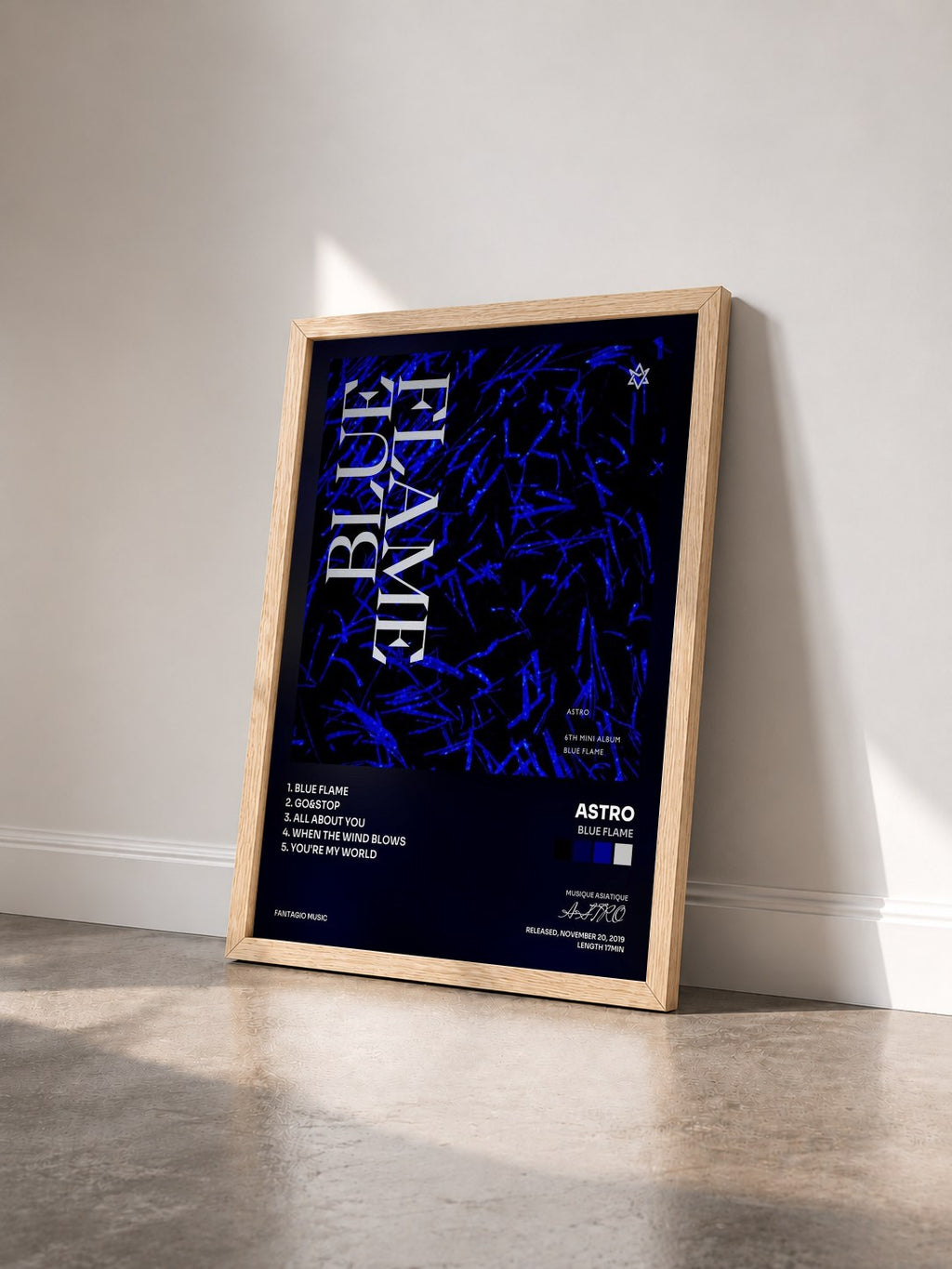 #bois Tableau de l'album BLUE FLAME de ASTRO vu de trois quarts, cadre en bois brut