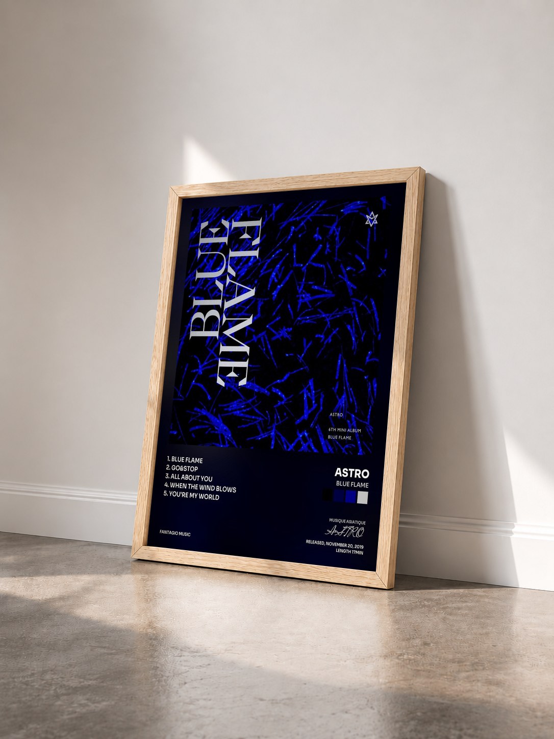 #bois Tableau de l'album BLUE FLAME de ASTRO vu de trois quarts, cadre en bois brut
