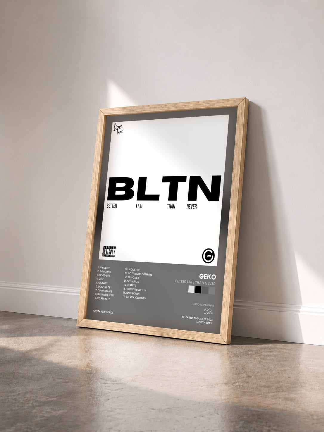 #bois Tableau de l'album Better Late Than Never de Geko vu de trois quarts, cadre en bois brut