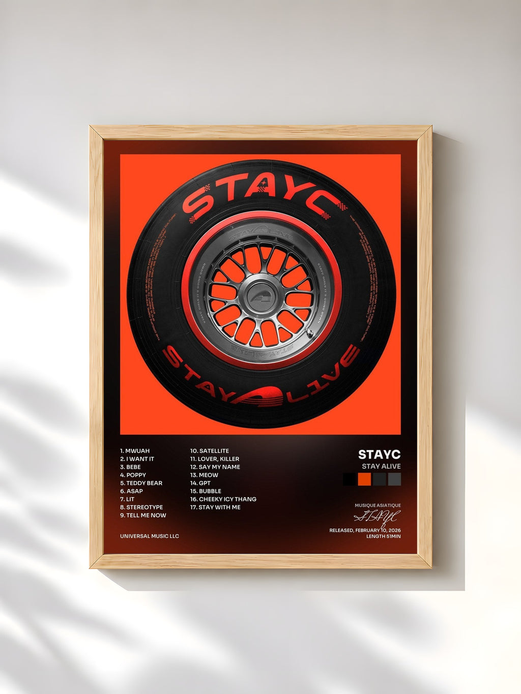#bois Tableau de l'album STAY ALIVE de STAYC, cadre en bois brut, imprimé et encadré en France