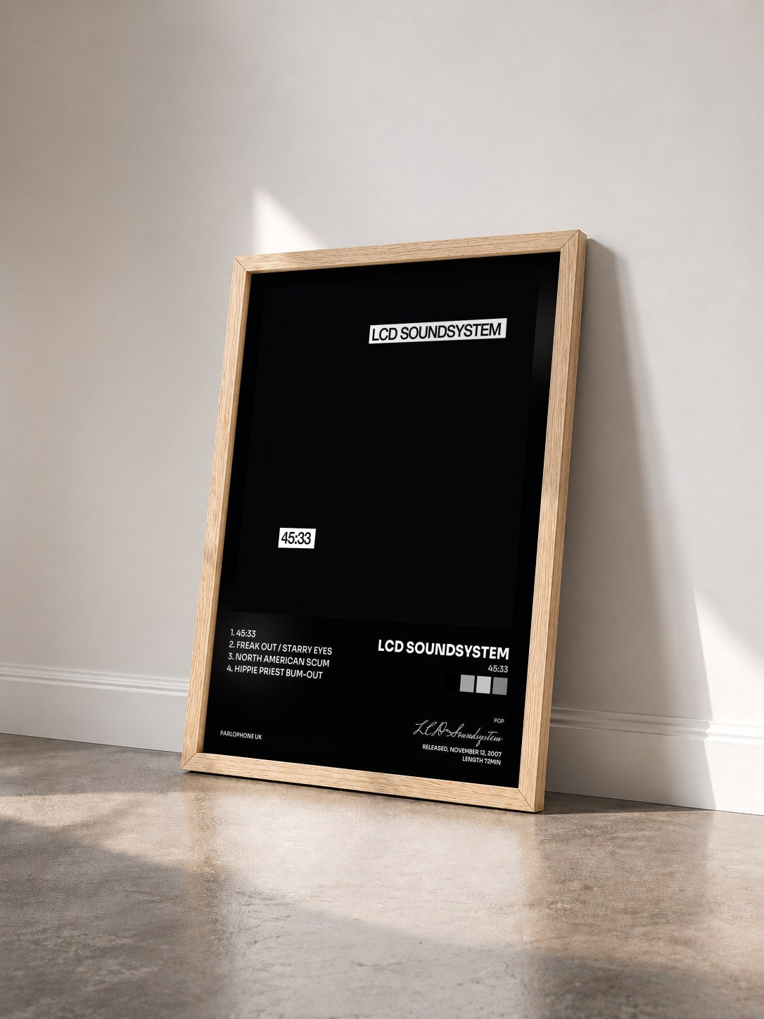 #bois Tableau de l'album 45:33 de LCD Soundsystem vu de trois quarts, cadre en bois brut