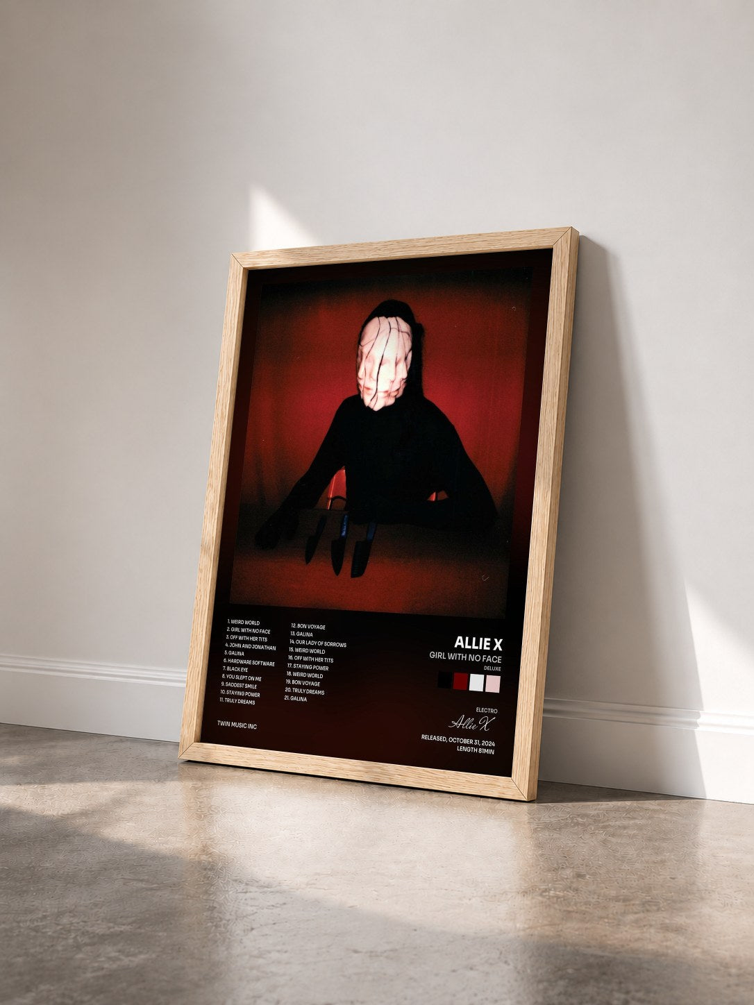 #bois Tableau de l'album Girl With No Face (Deluxe) de Allie X vu de trois quarts, cadre en bois brut