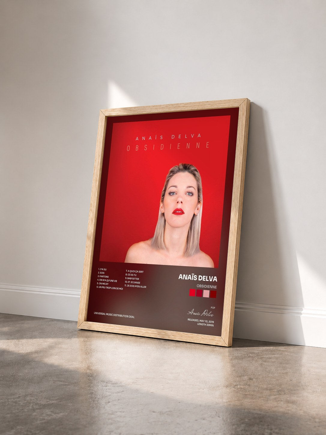 #bois Tableau de l'album Obsidienne de Anaïs Delva vu de trois quarts, cadre en bois brut