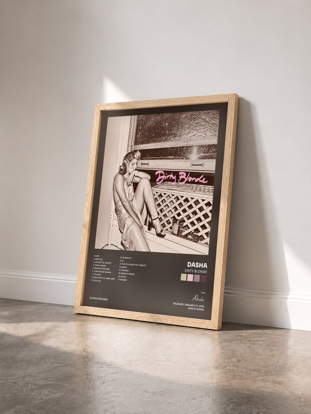 #bois Tableau de l'album Dirty Blonde de Dasha vu de trois quarts, cadre en bois brut
