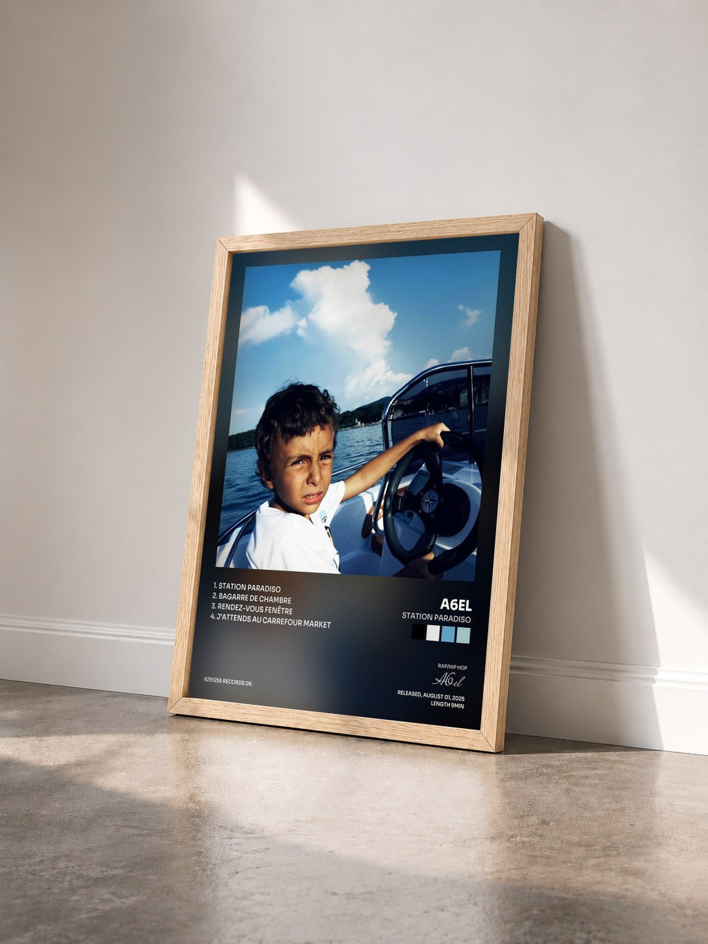 #bois Tableau de l'album Station Paradiso de A6el vu de trois quarts, cadre en bois brut