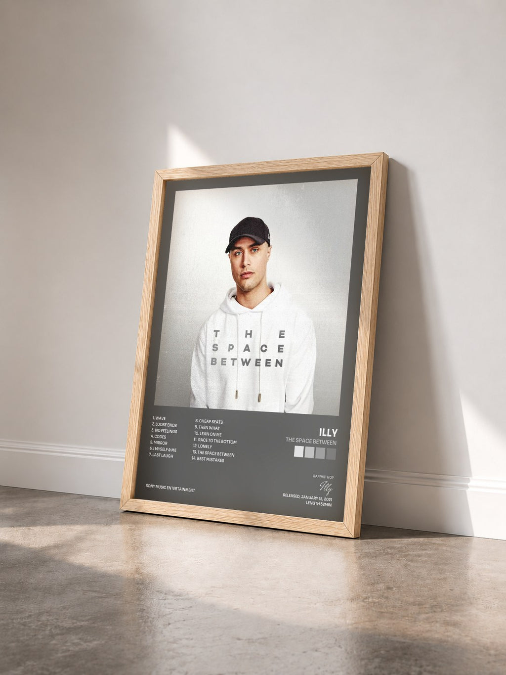 #bois Tableau de l'album The Space Between de Illy vu de trois quarts, cadre en bois brut