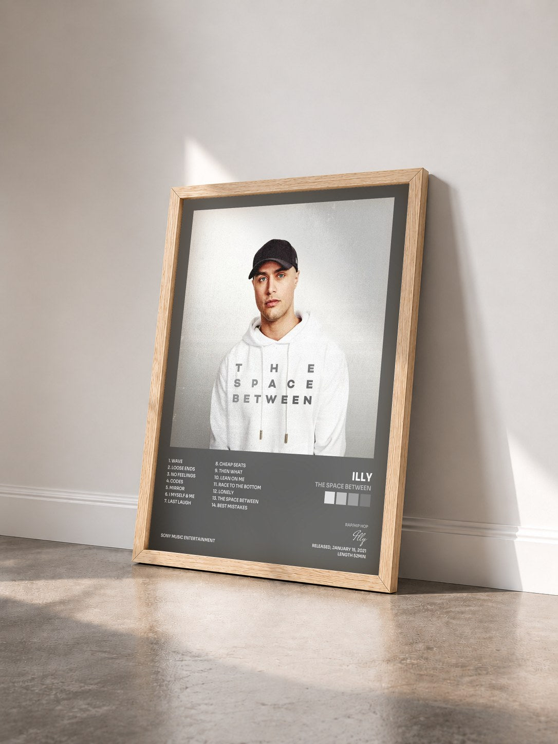 #bois Tableau de l'album The Space Between de Illy vu de trois quarts, cadre en bois brut