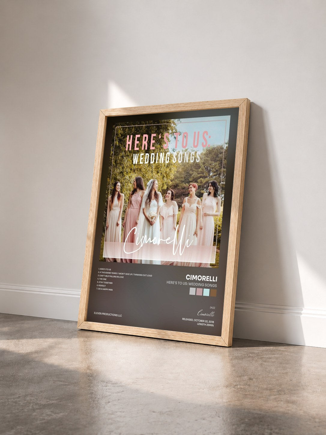#bois Tableau de l'album Here's to Us: Wedding Songs de Cimorelli vu de trois quarts, cadre en bois brut