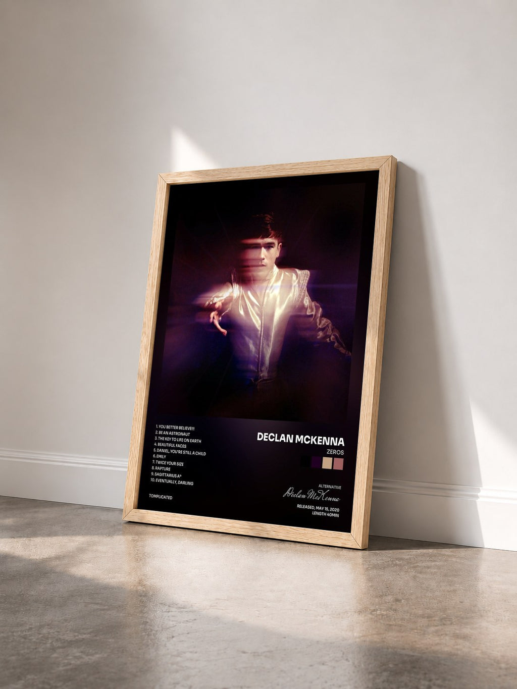#bois Tableau de l'album Zeros de Declan McKenna vu de trois quarts, cadre en bois brut