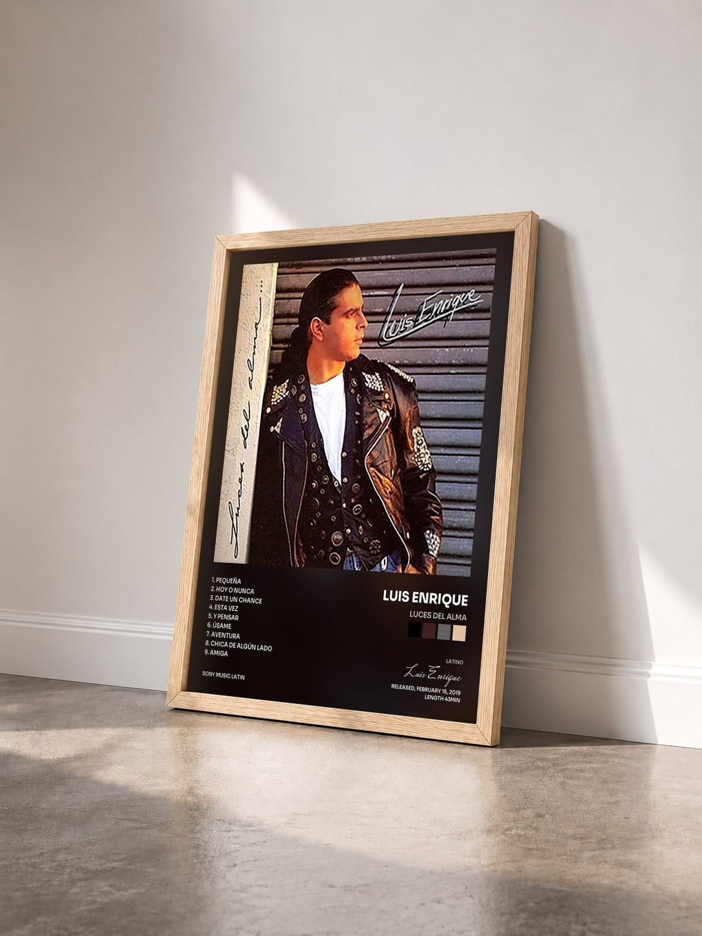 #bois Tableau de l'album Luces del Alma de Luis Enrique vu de trois quarts, cadre en bois brut