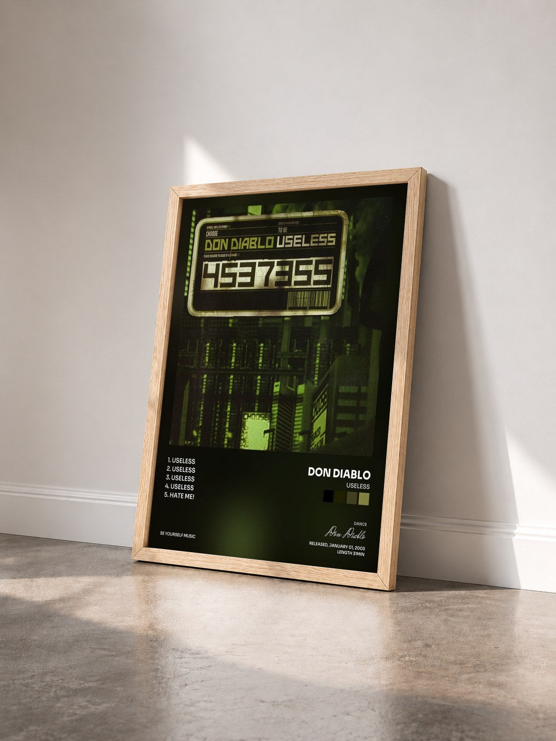 #bois Tableau de l'album Useless de Don Diablo vu de trois quarts, cadre en bois brut
