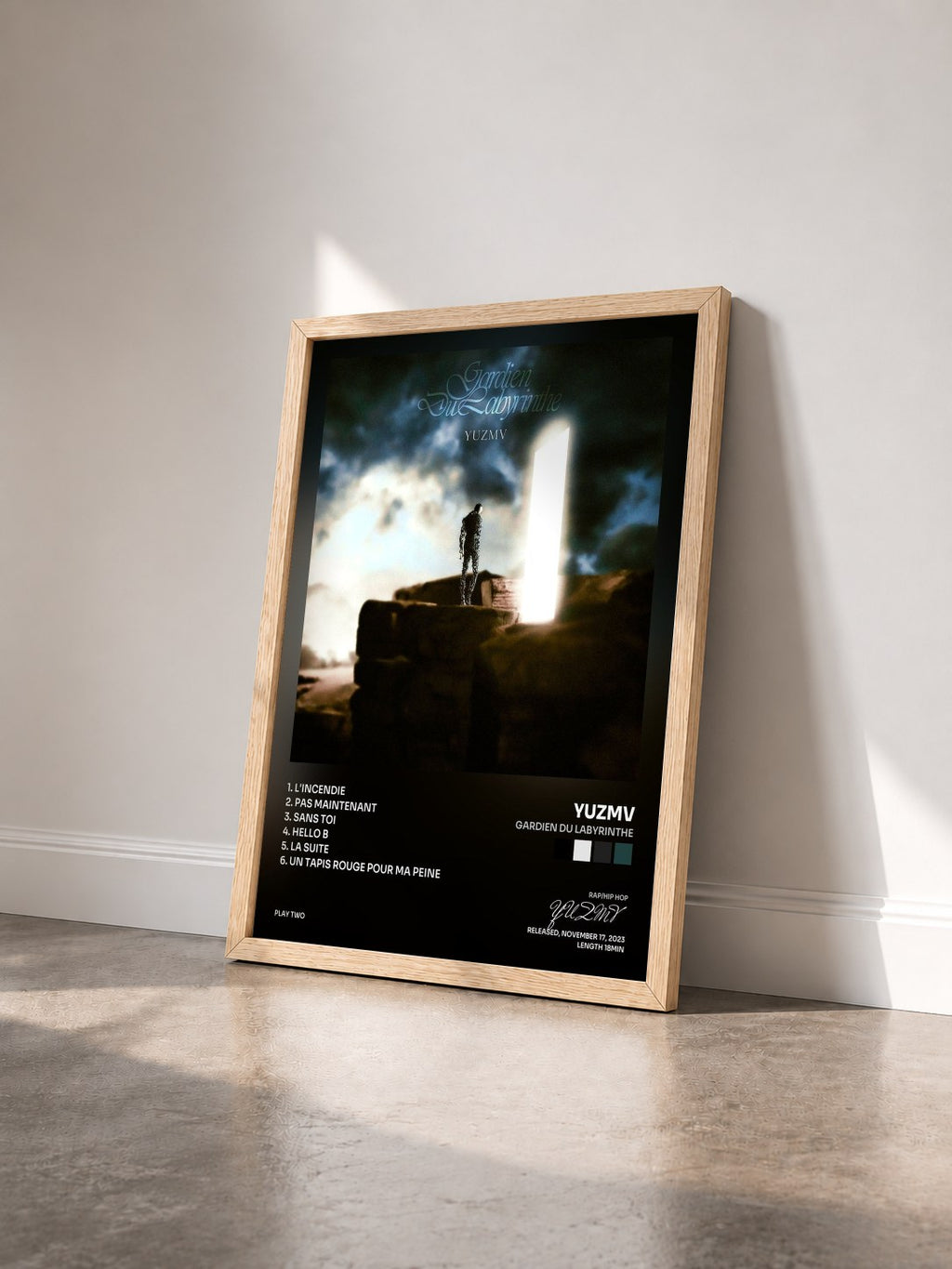 #bois Tableau de l'album Gardien du Labyrinthe de YUZMV vu de trois quarts, cadre en bois brut