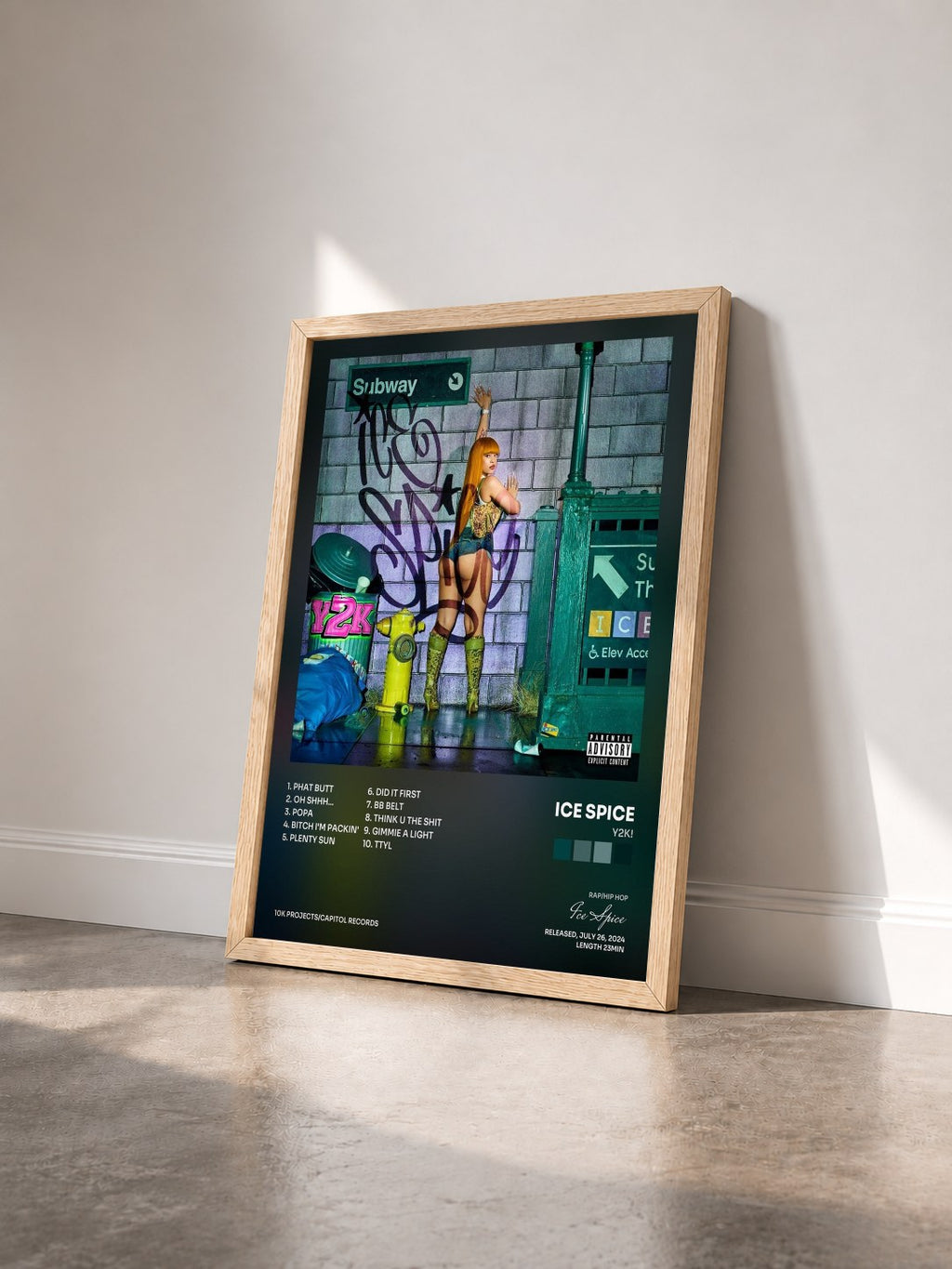 #bois Tableau de l'album Y2K! de Ice Spice vu de trois quarts, cadre en bois brut