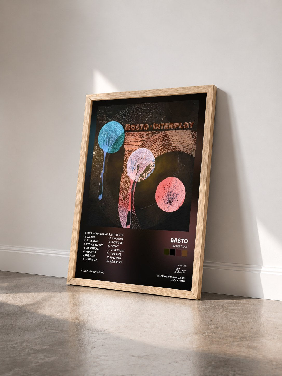 #bois Tableau de l'album Interplay de Basto vu de trois quarts, cadre en bois brut