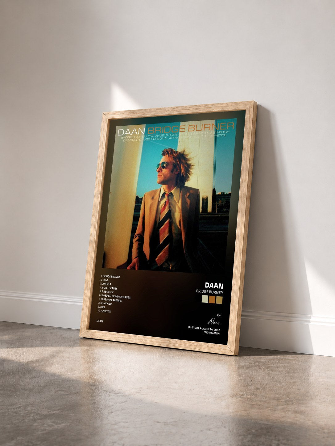 #bois Tableau de l'album Bridge Burner de Daan vu de trois quarts, cadre en bois brut
