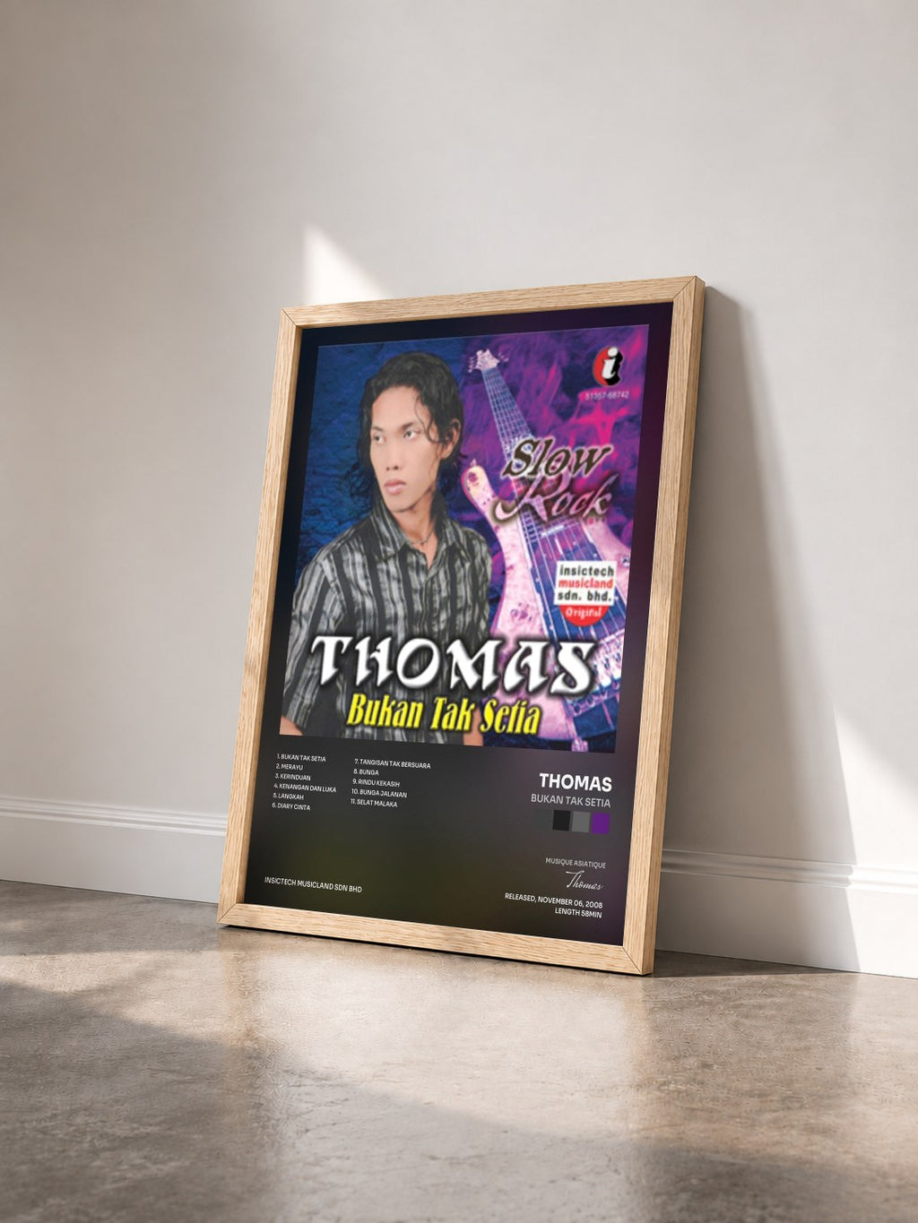 #bois Tableau de l'album Bukan Tak Setia de Thomas vu de trois quarts, cadre en bois brut