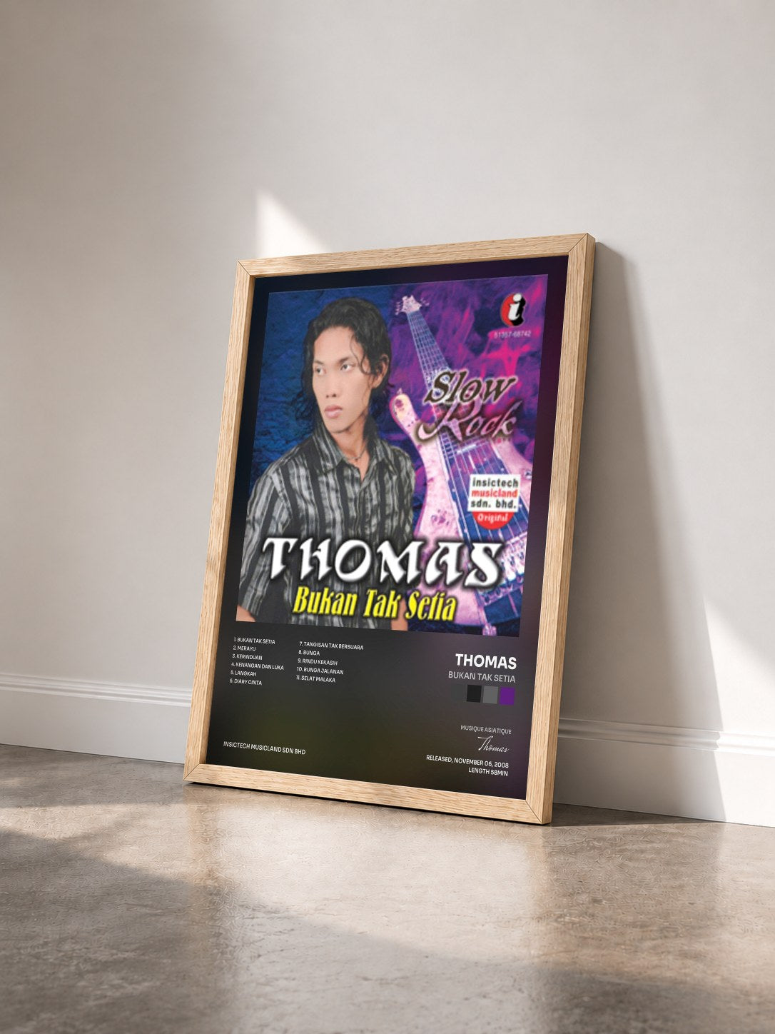 #bois Tableau de l'album Bukan Tak Setia de Thomas vu de trois quarts, cadre en bois brut