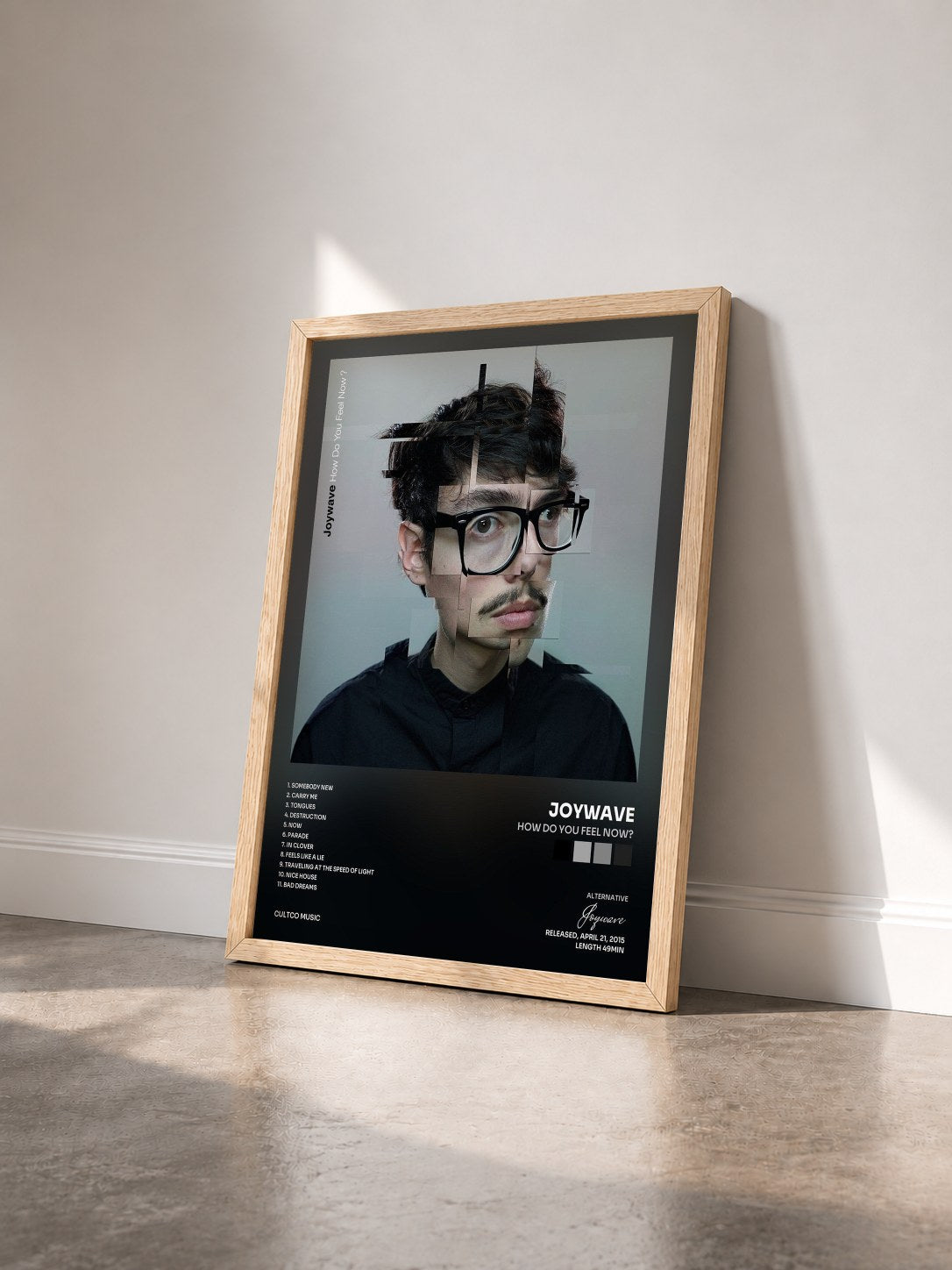 #bois Tableau de l'album How Do You Feel Now? de Joywave vu de trois quarts, cadre en bois brut