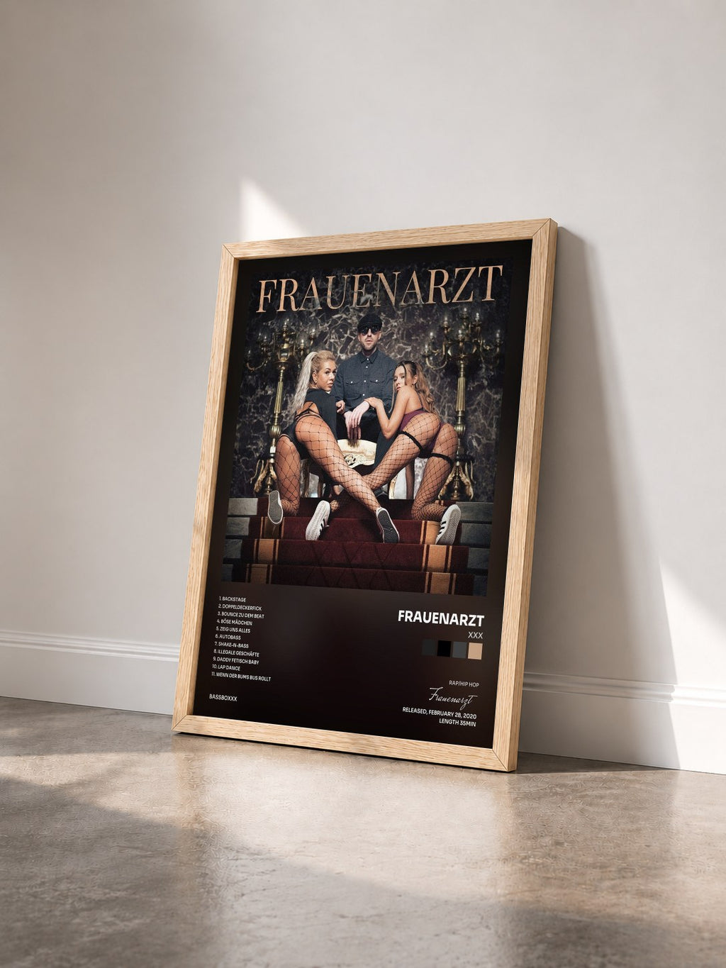 #bois Tableau de l'album XXX de Frauenarzt vu de trois quarts, cadre en bois brut