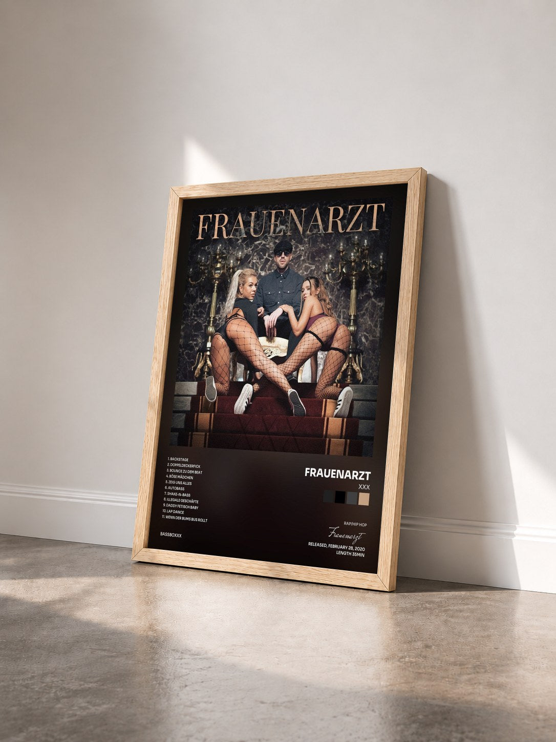 #bois Tableau de l'album XXX de Frauenarzt vu de trois quarts, cadre en bois brut