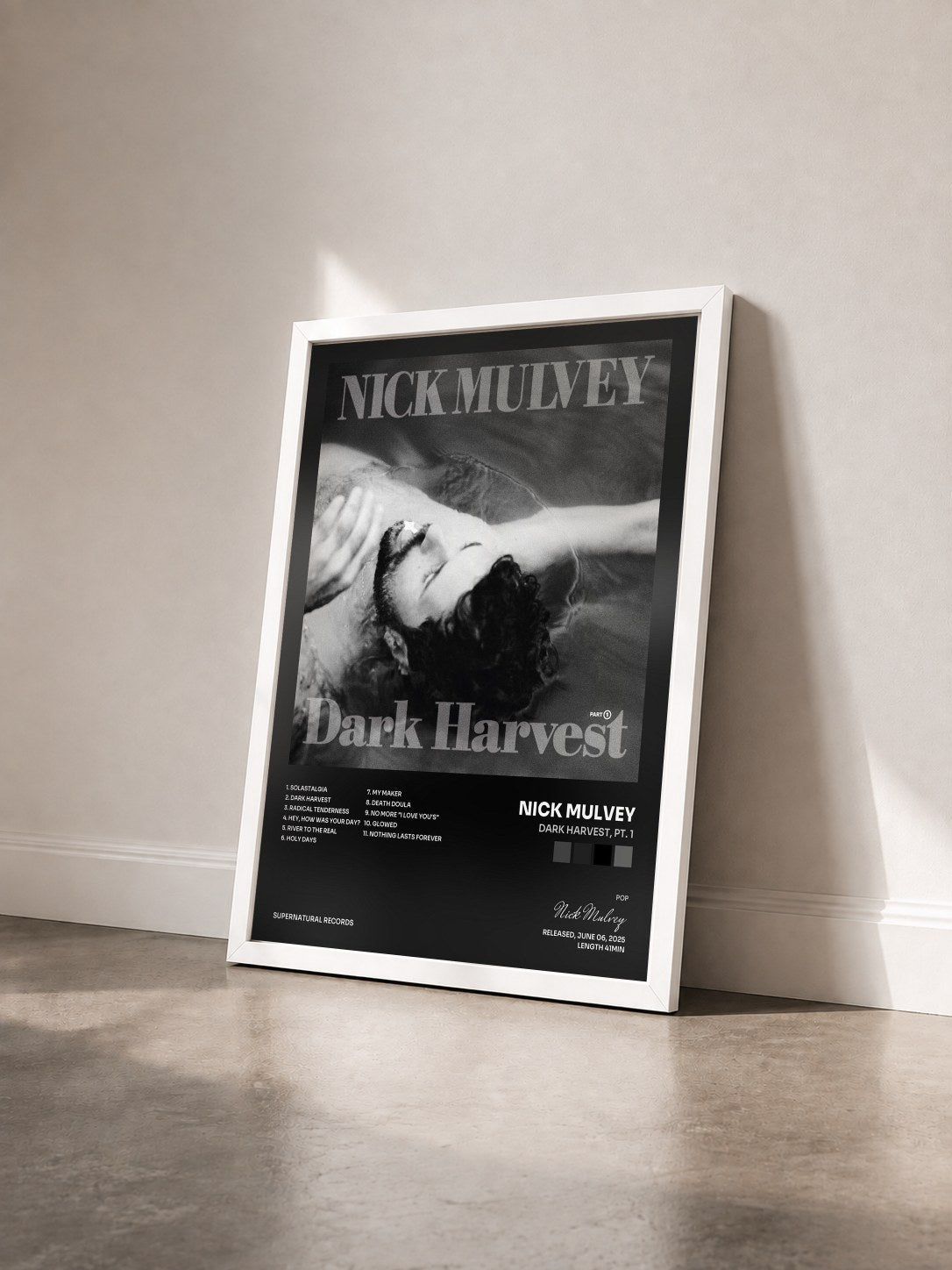 #blanc Tableau de l'album Dark Harvest, Pt. 1 de Nick Mulvey vu de trois quarts, cadre blanc