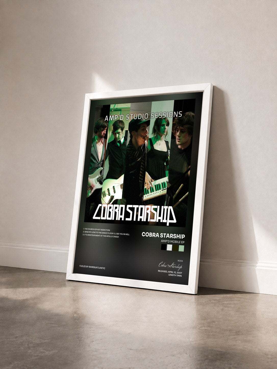 #blanc Tableau de l'album Amp'd Mobile EP            de Cobra Starship vu de trois quarts, cadre blanc