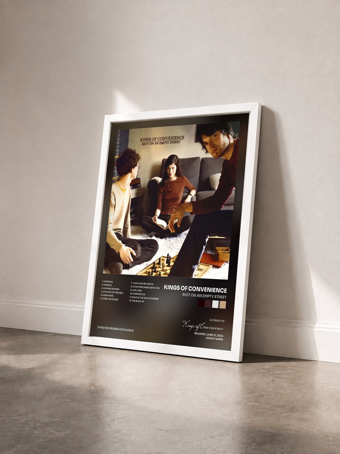 #blanc Tableau de l'album Riot On An Empty Street de Kings of Convenience vu de trois quarts, cadre blanc