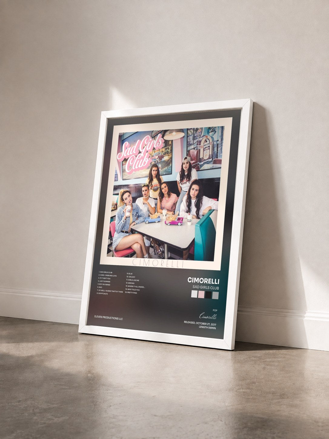 #blanc Tableau de l'album Sad Girls Club de Cimorelli vu de trois quarts, cadre blanc