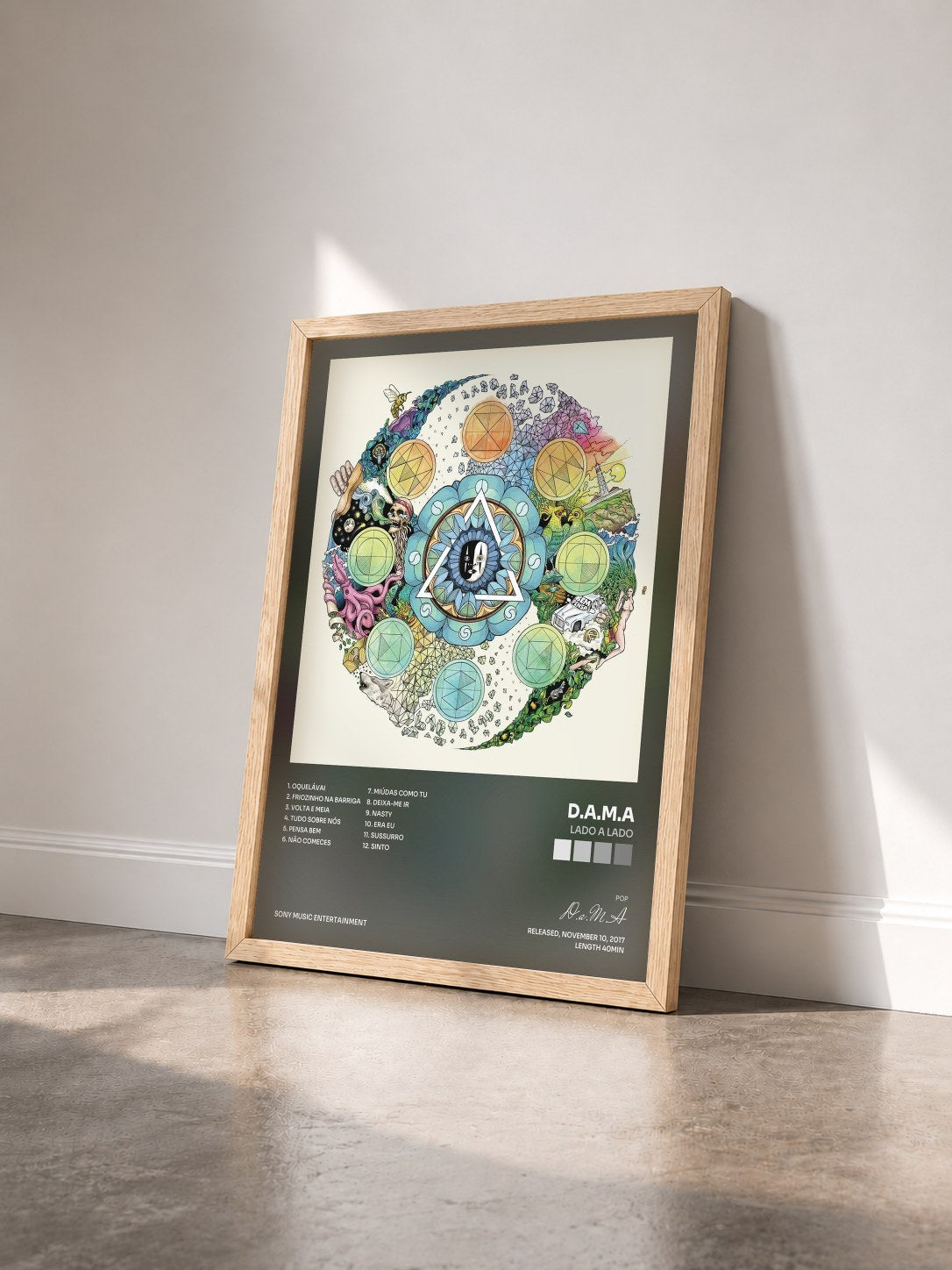 #bois Tableau de l'album Lado a Lado de D.a.M.A vu de trois quarts, cadre en bois brut