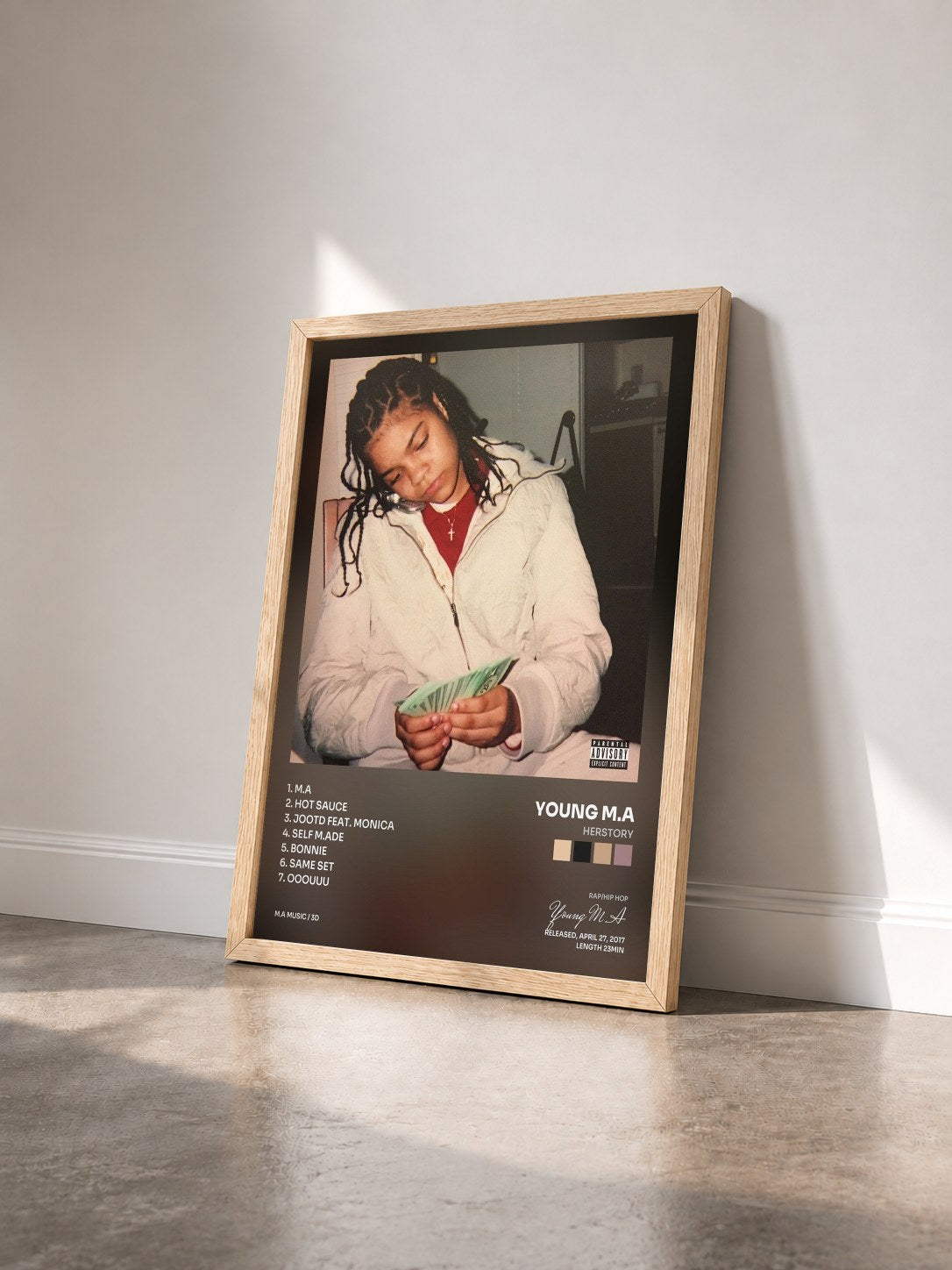 #bois Tableau de l'album Herstory de Young M.A vu de trois quarts, cadre en bois brut