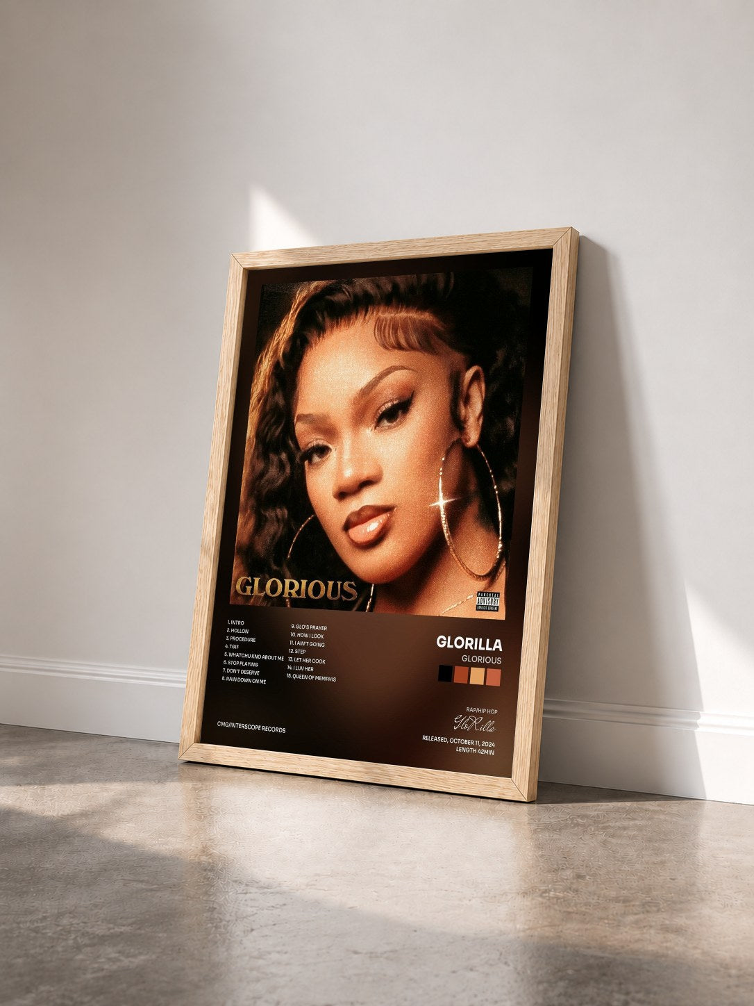 #bois Tableau de l'album GLORIOUS de GloRilla vu de trois quarts, cadre en bois brut