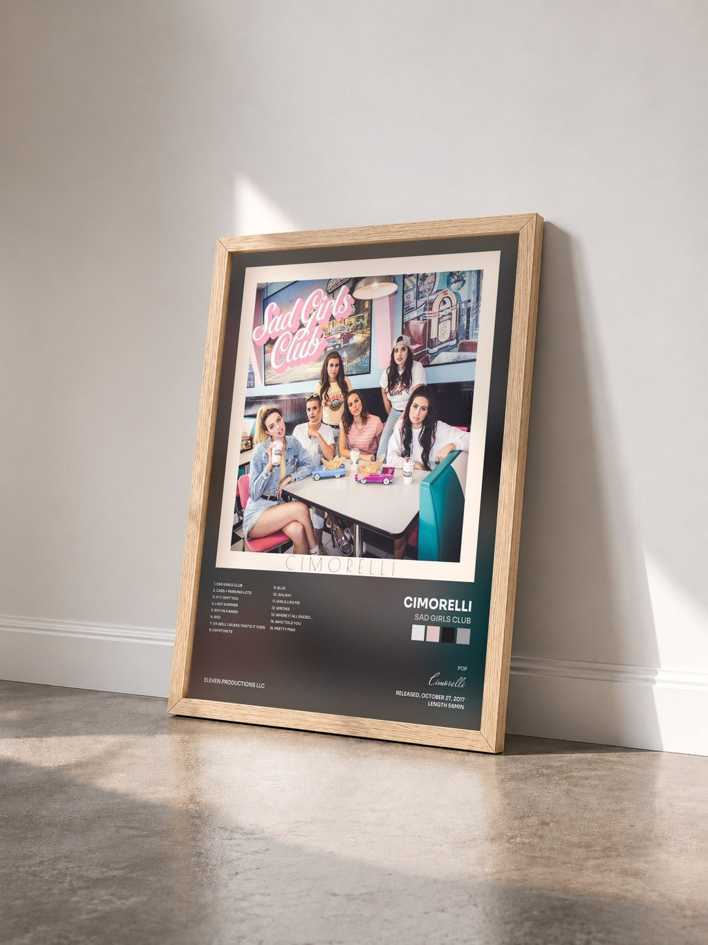 #bois Tableau de l'album Sad Girls Club de Cimorelli vu de trois quarts, cadre en bois brut