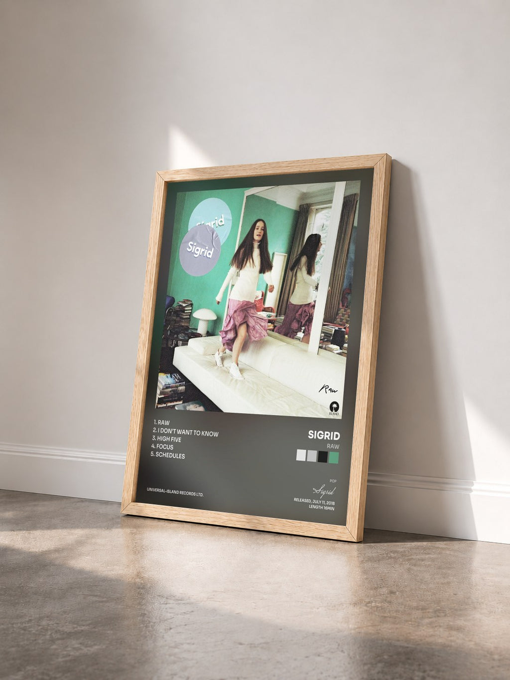 #bois Tableau de l'album Raw de Sigrid vu de trois quarts, cadre en bois brut