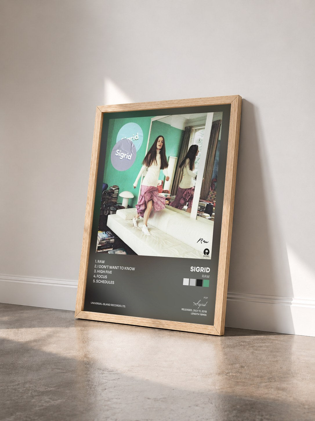 #bois Tableau de l'album Raw de Sigrid vu de trois quarts, cadre en bois brut