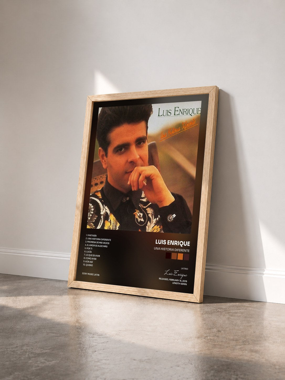#bois Tableau de l'album Una Historia Diferente de Luis Enrique vu de trois quarts, cadre en bois brut