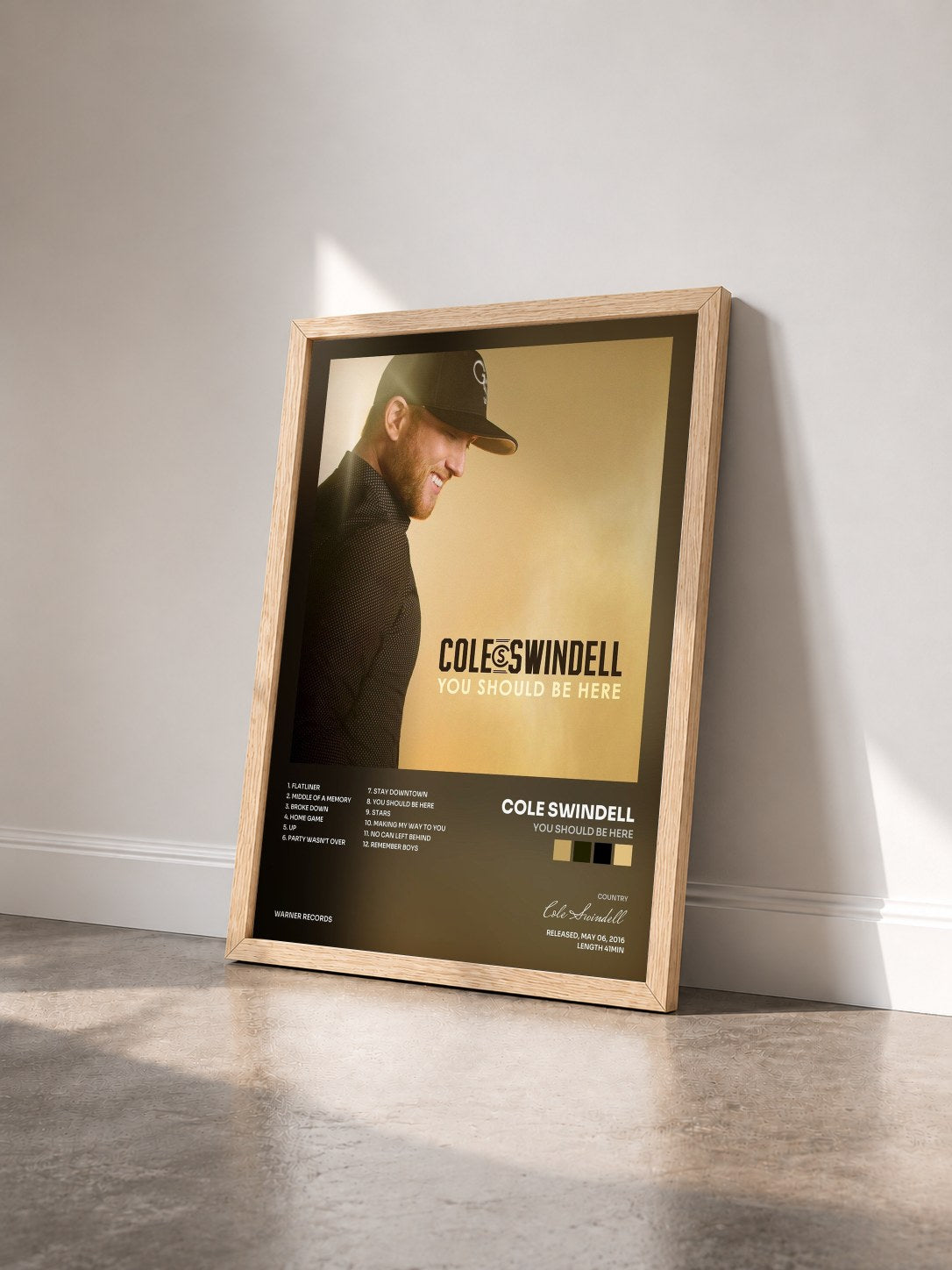 #bois Tableau de l'album You Should Be Here de Cole Swindell vu de trois quarts, cadre en bois brut