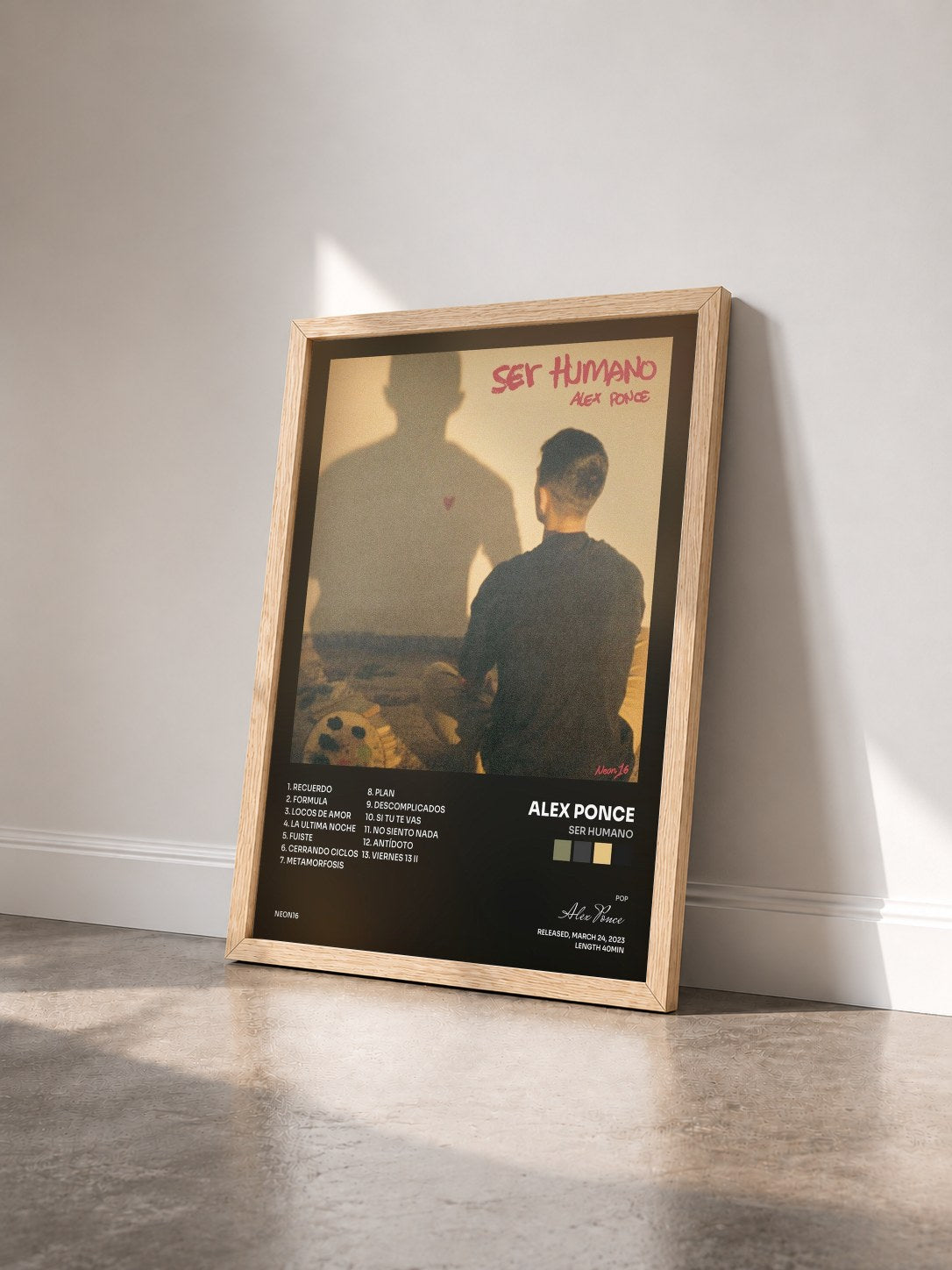 #bois Tableau de l'album ser humano de Alex Ponce vu de trois quarts, cadre en bois brut