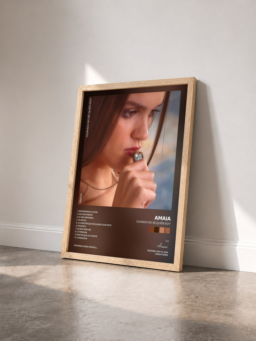 #bois Tableau de l'album Cuando No Sé Quién Soy de Amaia vu de trois quarts, cadre en bois brut