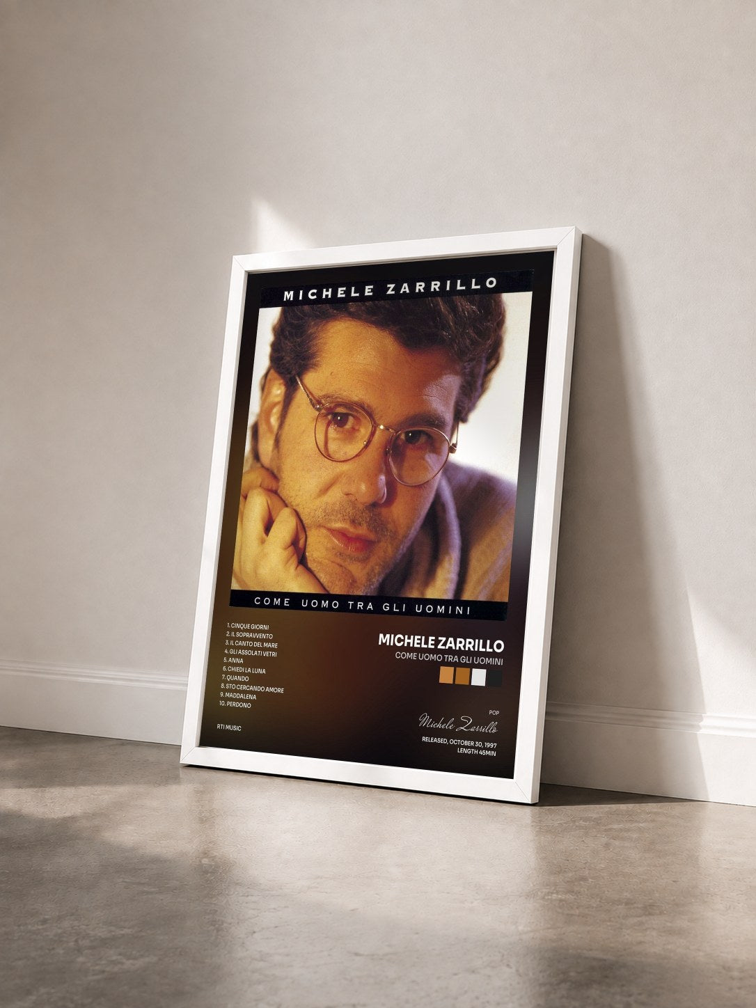 #blanc Tableau de l'album Come Uomo Tra Gli Uomini de Michele Zarrillo vu de trois quarts, cadre blanc