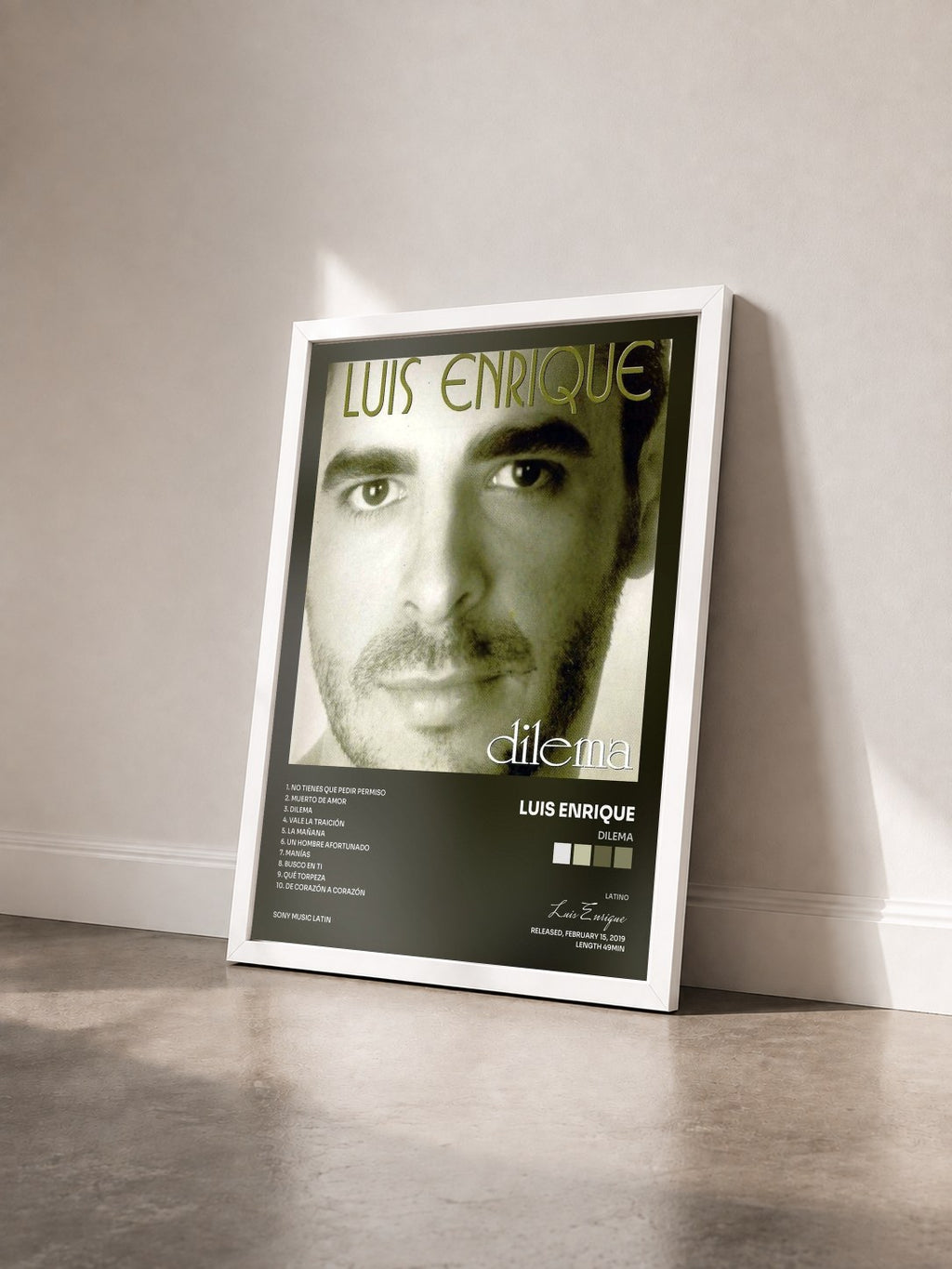 #blanc Tableau de l'album Dilema de Luis Enrique vu de trois quarts, cadre blanc