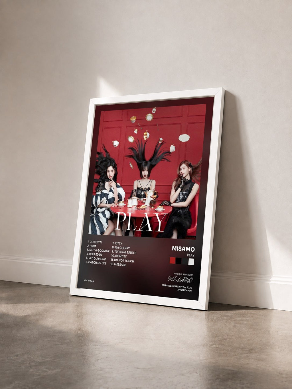 #blanc Tableau de l'album PLAY de MISAMO vu de trois quarts, cadre blanc