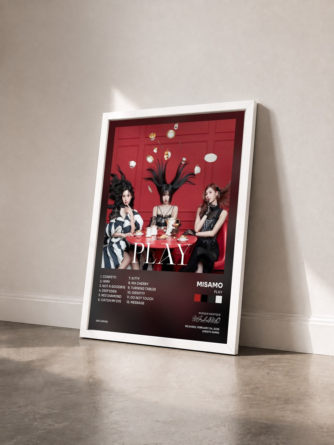 #blanc Tableau de l'album PLAY de MISAMO vu de trois quarts, cadre blanc
