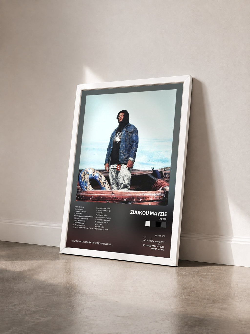 #blanc Tableau de l'album 19h19 de Zuukou mayzie vu de trois quarts, cadre blanc