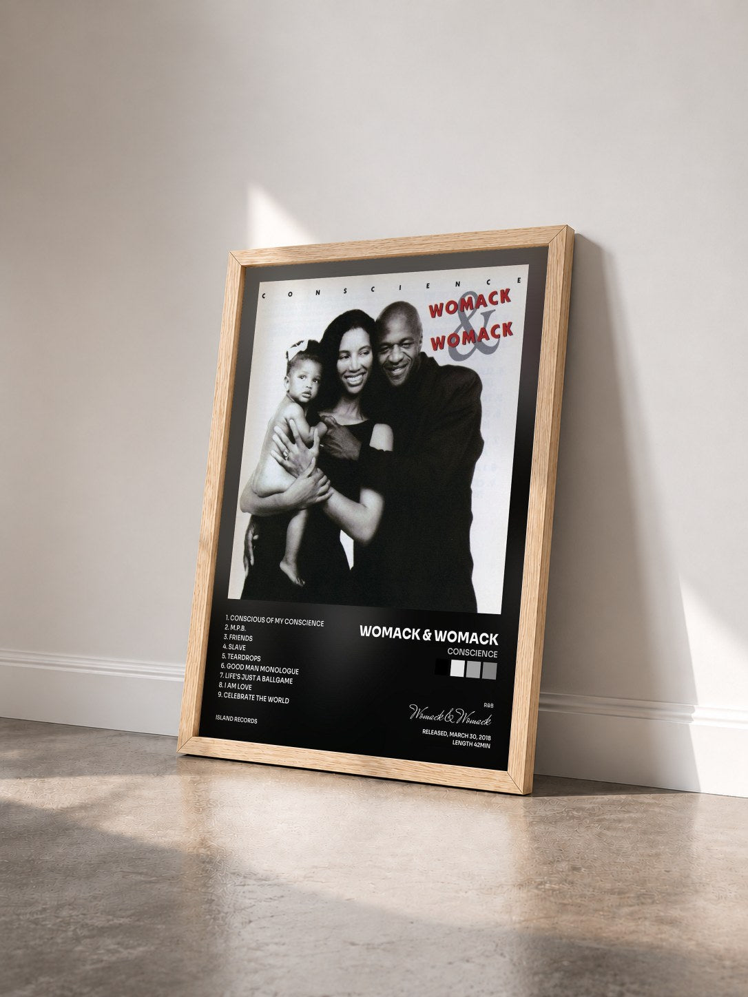 #bois Tableau de l'album Conscience de Womack & Womack vu de trois quarts, cadre en bois brut