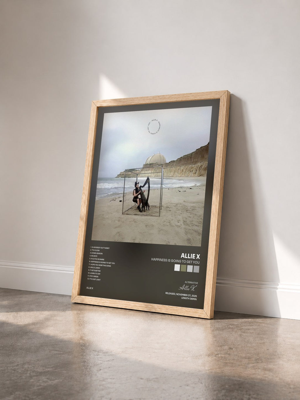 #bois Tableau de l'album Happiness Is Going To Get You de Allie X vu de trois quarts, cadre en bois brut