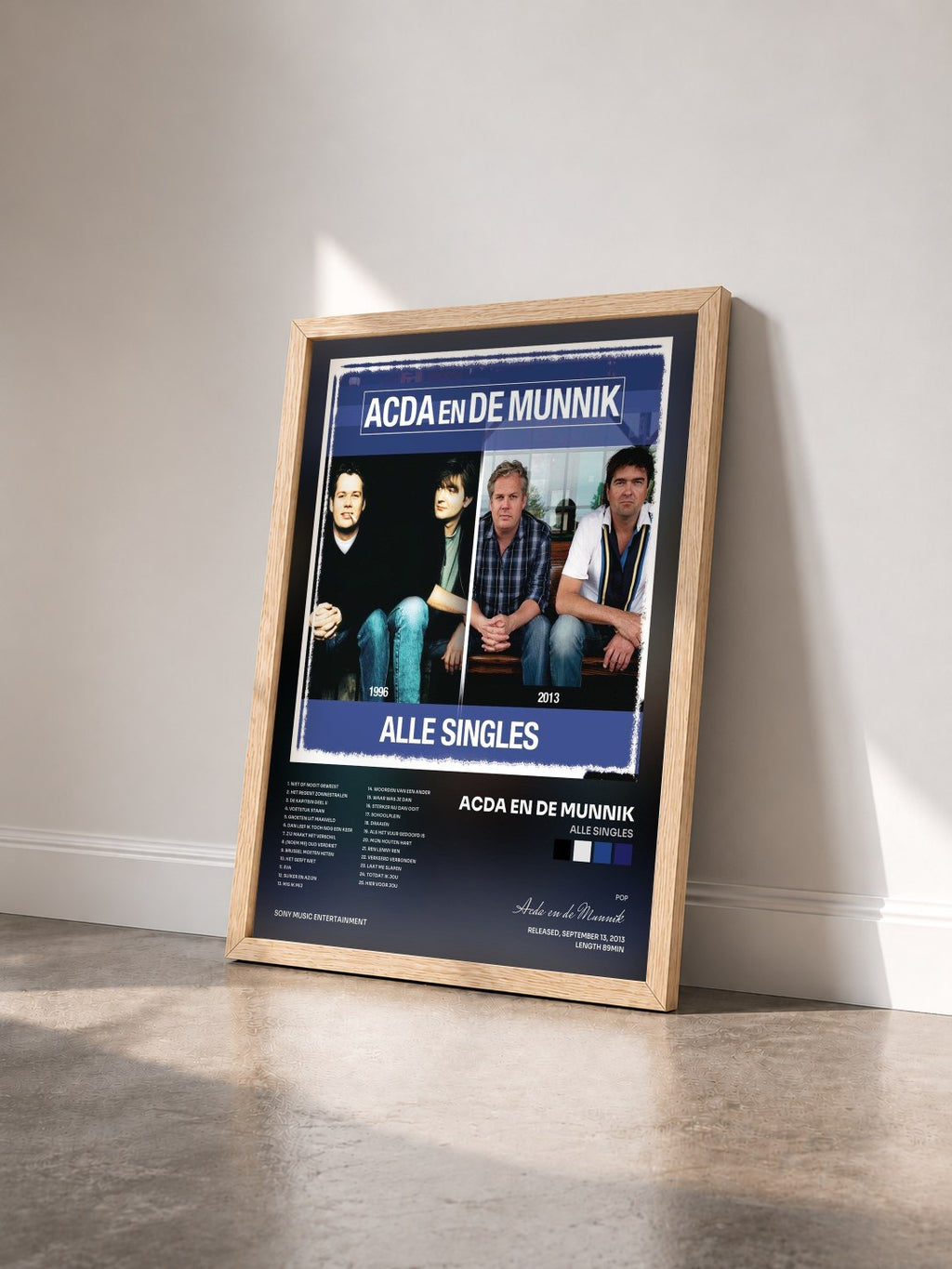#bois Tableau de l'album Alle Singles de Acda en de Munnik vu de trois quarts, cadre en bois brut